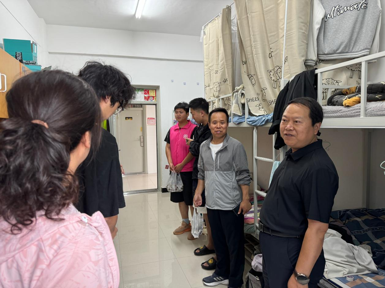 粽香满校园 慰问暖人心丨校领导深入3044永利集团员工宿舍进行端午节日慰问